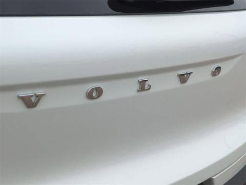 2023 Volvo XC40 B5 Ultimate Dark Theme