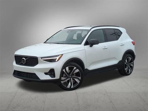 2023 Volvo XC40 B5 Ultimate Dark Theme