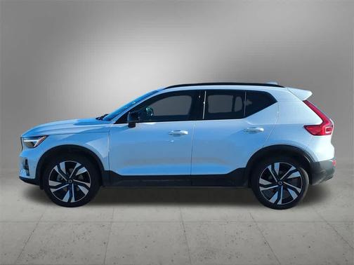 2023 Volvo XC40 B5 Ultimate Dark Theme