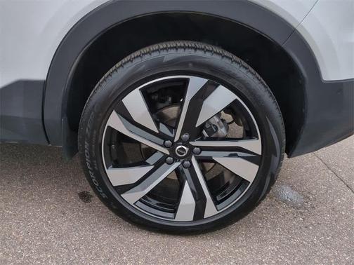 2023 Volvo XC40 B5 Ultimate Dark Theme