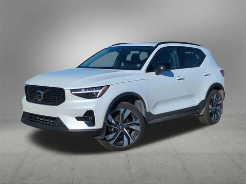 2023 Volvo XC40 B5 Ultimate Dark Theme