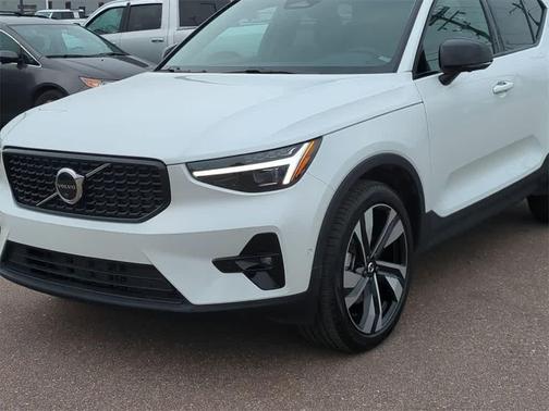 2023 Volvo XC40 B5 Ultimate Dark Theme