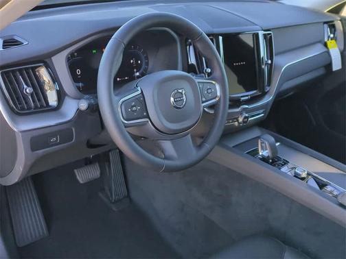2025 Volvo XC60 Core