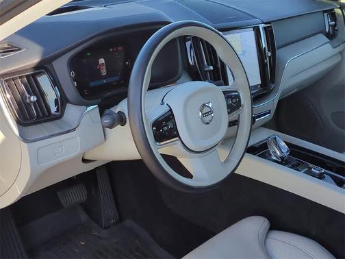 2023 Volvo XC60 B6 Ultimate Bright Theme