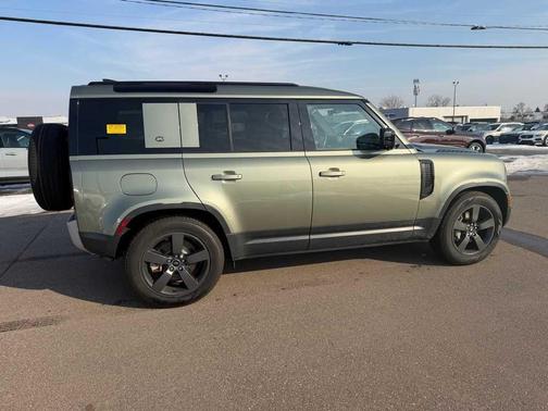 2022 Land Rover Defender 110 SE