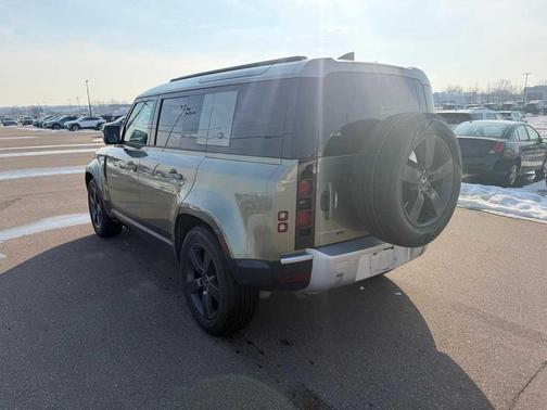 2022 Land Rover Defender 110 SE