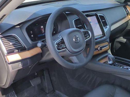 2023 Volvo XC90 B5 Plus