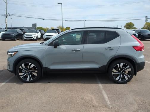 2025 Volvo XC40 B5 Plus Dark Theme
