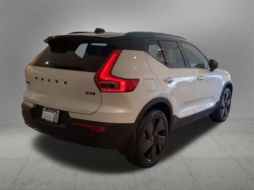 2026 Volvo XC40 B5 Ultra Black Edition