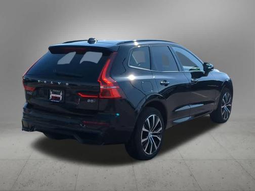 Onyx Black Metallic 2025 Volvo XC60 B5 Ultra