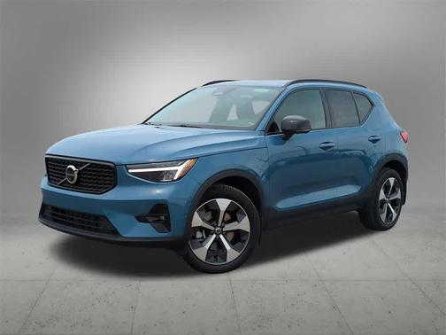 2023 Volvo XC40 B5 Plus Dark Theme