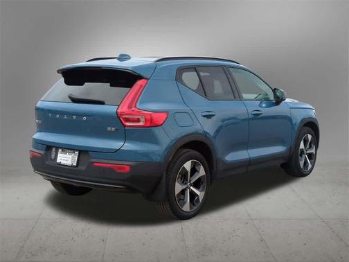 2023 Volvo XC40 B5 Plus Dark Theme