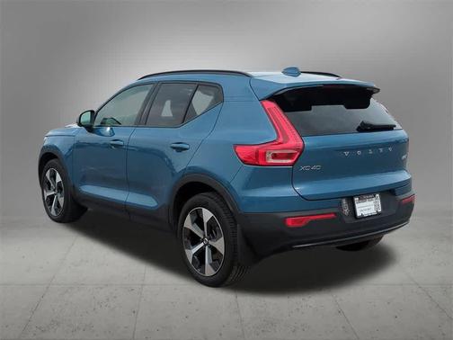 2023 Volvo XC40 B5 Plus Dark Theme