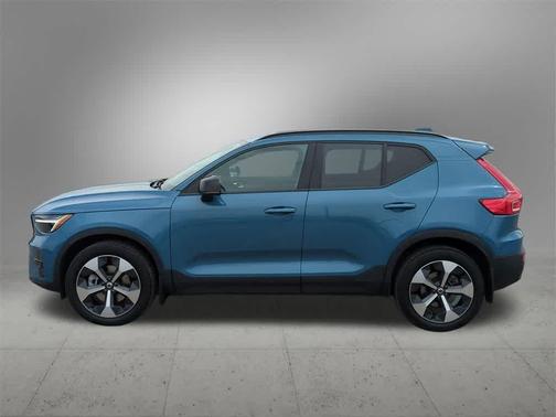 2023 Volvo XC40 B5 Plus Dark Theme