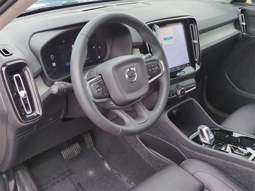 2023 Volvo XC40 B5 Plus Dark Theme