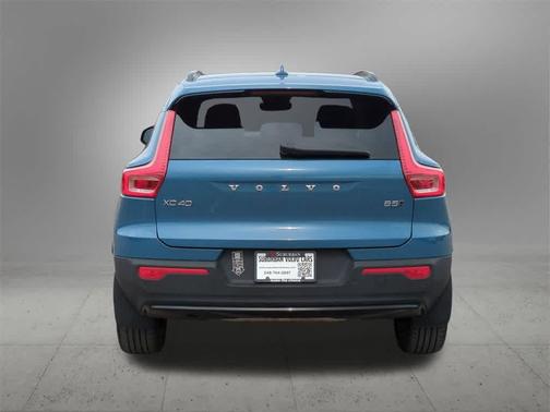 2023 Volvo XC40 B5 Plus Dark Theme