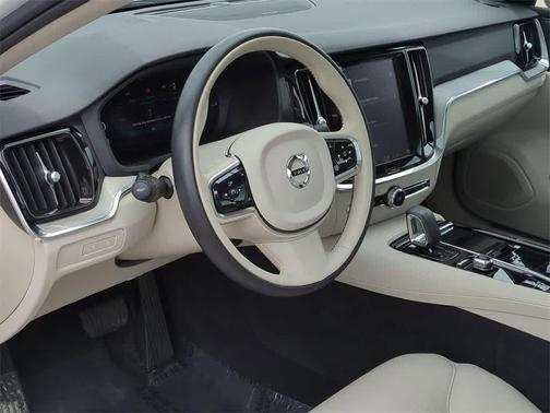 2024 Volvo S60 Recharge Plug-In Hybrid T8 Plus Dark Theme