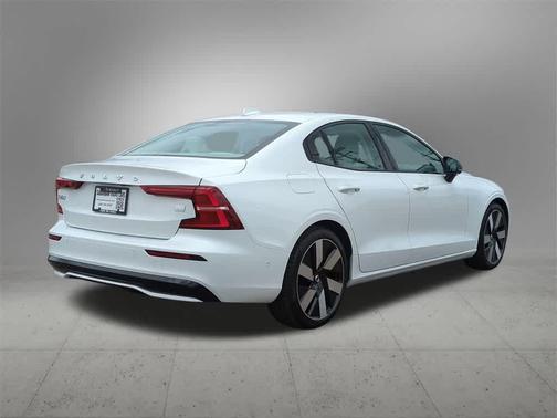 2024 Volvo S60 Recharge Plug-In Hybrid T8 Plus Dark Theme