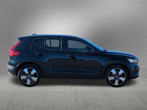 2020 Volvo XC40 T5 Momentum