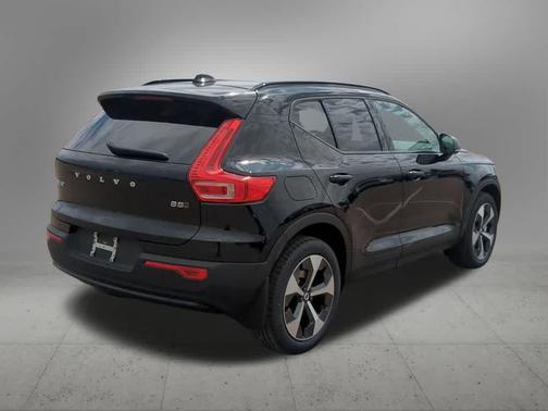 Onyx Black 2026 Volvo XC40 Plus, B5 AWD Gas (mild hybrid), Dark