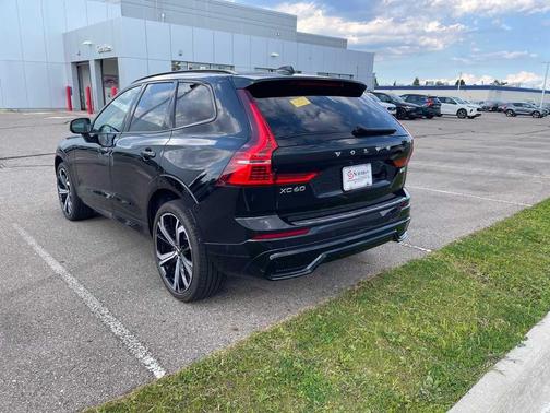 2023 Volvo XC60 B5 Ultimate Dark Theme