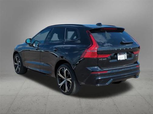 2023 Volvo XC60 B5 Ultimate Dark Theme