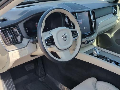 2023 Volvo XC60 B5 Ultimate Dark Theme