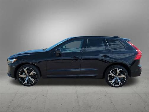 2023 Volvo XC60 B5 Ultimate Dark Theme