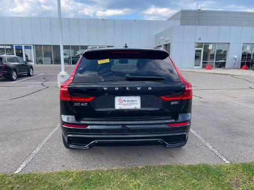 2023 Volvo XC60 B5 Ultimate Dark Theme