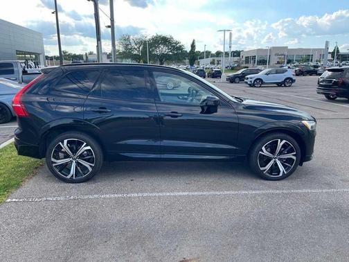 2023 Volvo XC60 B5 Ultimate Dark Theme