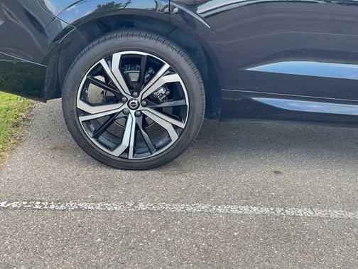 2023 Volvo XC60 B5 Ultimate Dark Theme