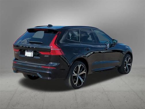 2023 Volvo XC60 B5 Ultimate Dark Theme
