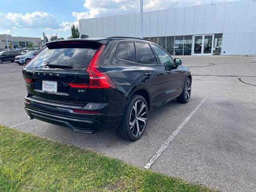 2023 Volvo XC60 B5 Ultimate Dark Theme