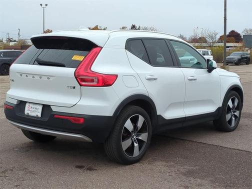 2020 Volvo XC40 T5 Momentum