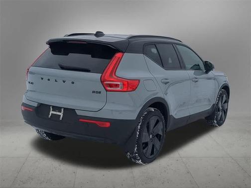2026 Volvo XC40 Black Edition Ultra, B5 AWD Gas (mild hybrid)