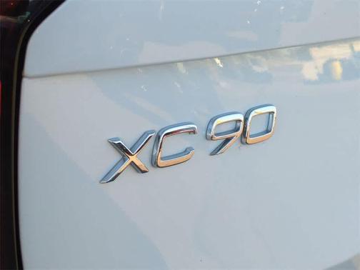 2025 Volvo XC90 B5 Core