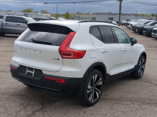 Crystal White 2026 Volvo XC40 Plus, B5 AWD Gas (mild hybrid), Dark