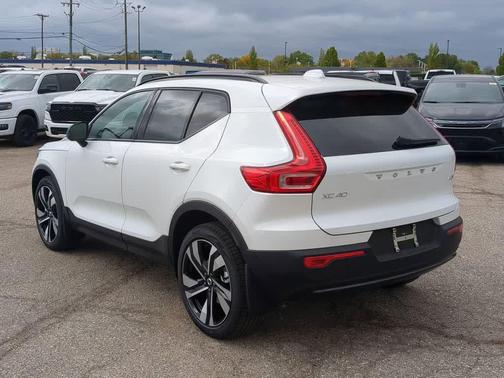 Crystal White 2026 Volvo XC40 Plus, B5 AWD Gas (mild hybrid), Dark