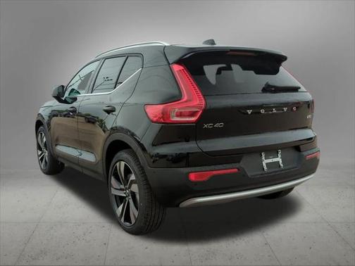 2025 Volvo XC40 B5 Ultra Bright Theme