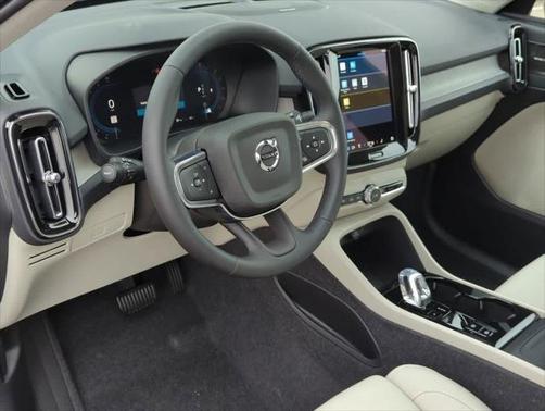 2025 Volvo XC40 B5 Ultra Bright Theme