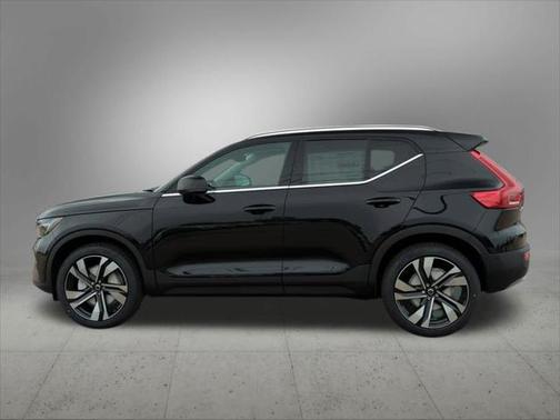 2025 Volvo XC40 B5 Ultra Bright Theme
