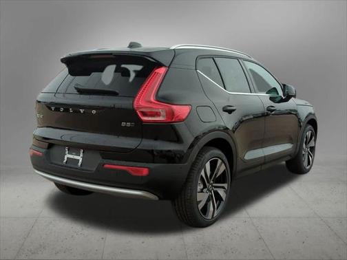 2025 Volvo XC40 B5 Ultra Bright Theme