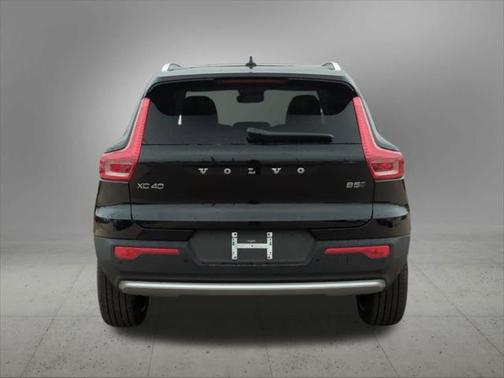 2025 Volvo XC40 B5 Ultra Bright Theme