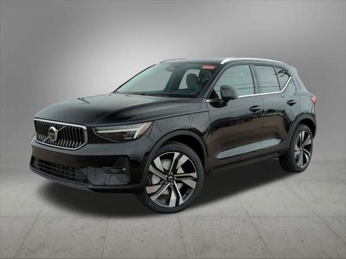 2025 Volvo XC40 B5 Ultra Bright Theme