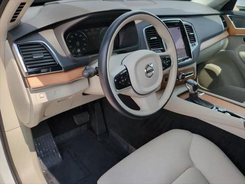 2022 Volvo XC90 T6 Momentum