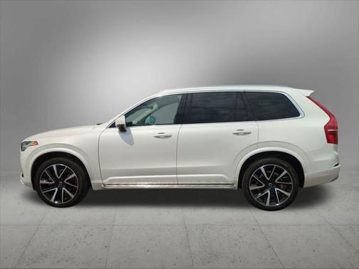 2022 Volvo XC90 T6 Momentum