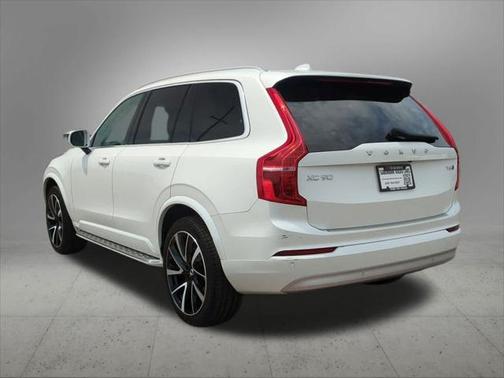 2022 Volvo XC90 T6 Momentum