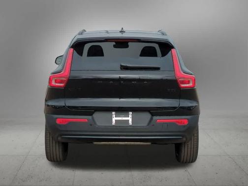 2026 Volvo XC40 Black Edition Ultra, B5 AWD Gas (mild hybrid)