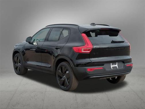2026 Volvo XC40 B5 Ultra Black Edition