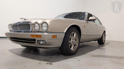 Beige 1996 Jaguar XJ6